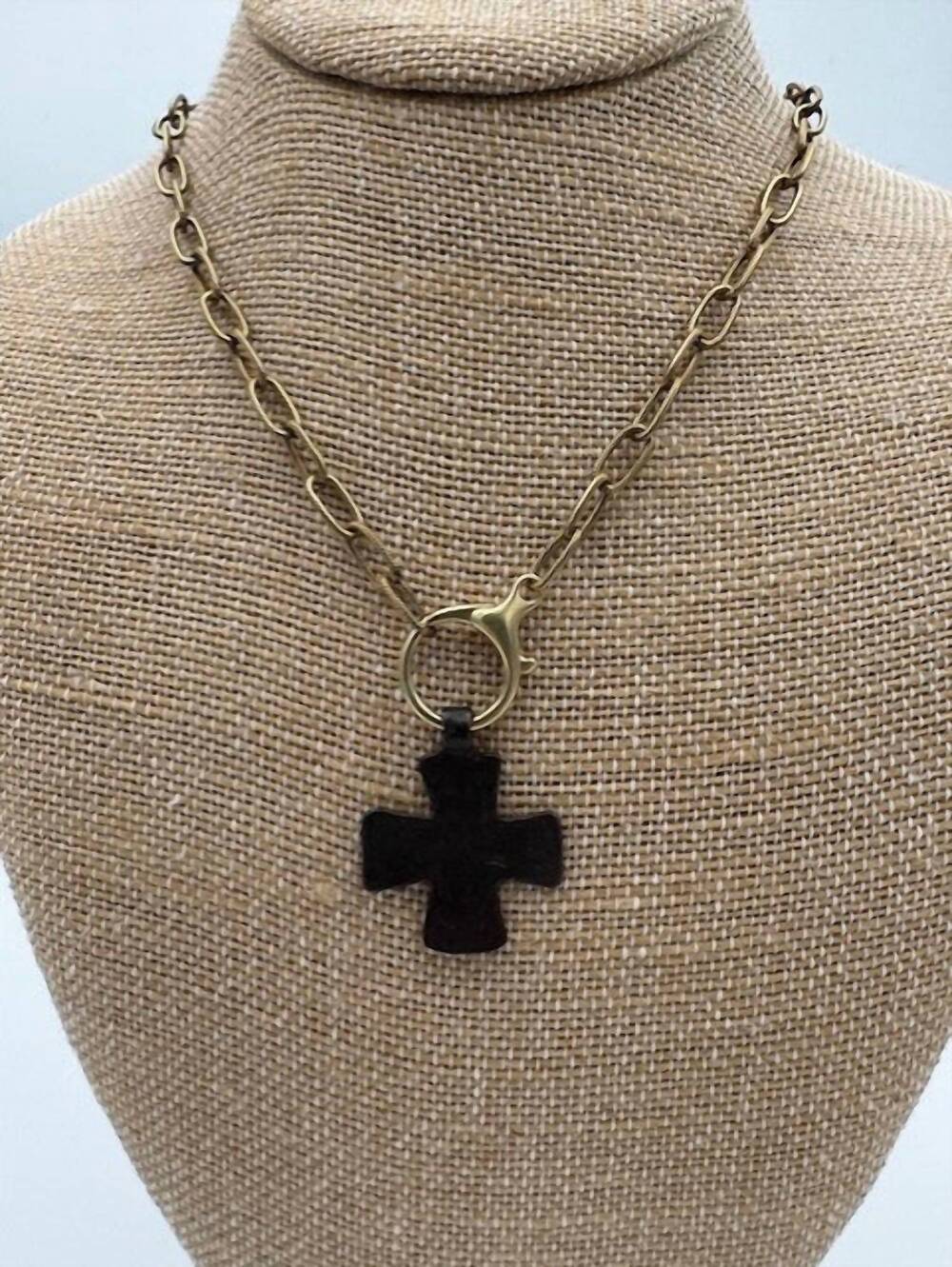NEW BELLE VIA women's paperclip chain necklace with cross pendant in gold / rust